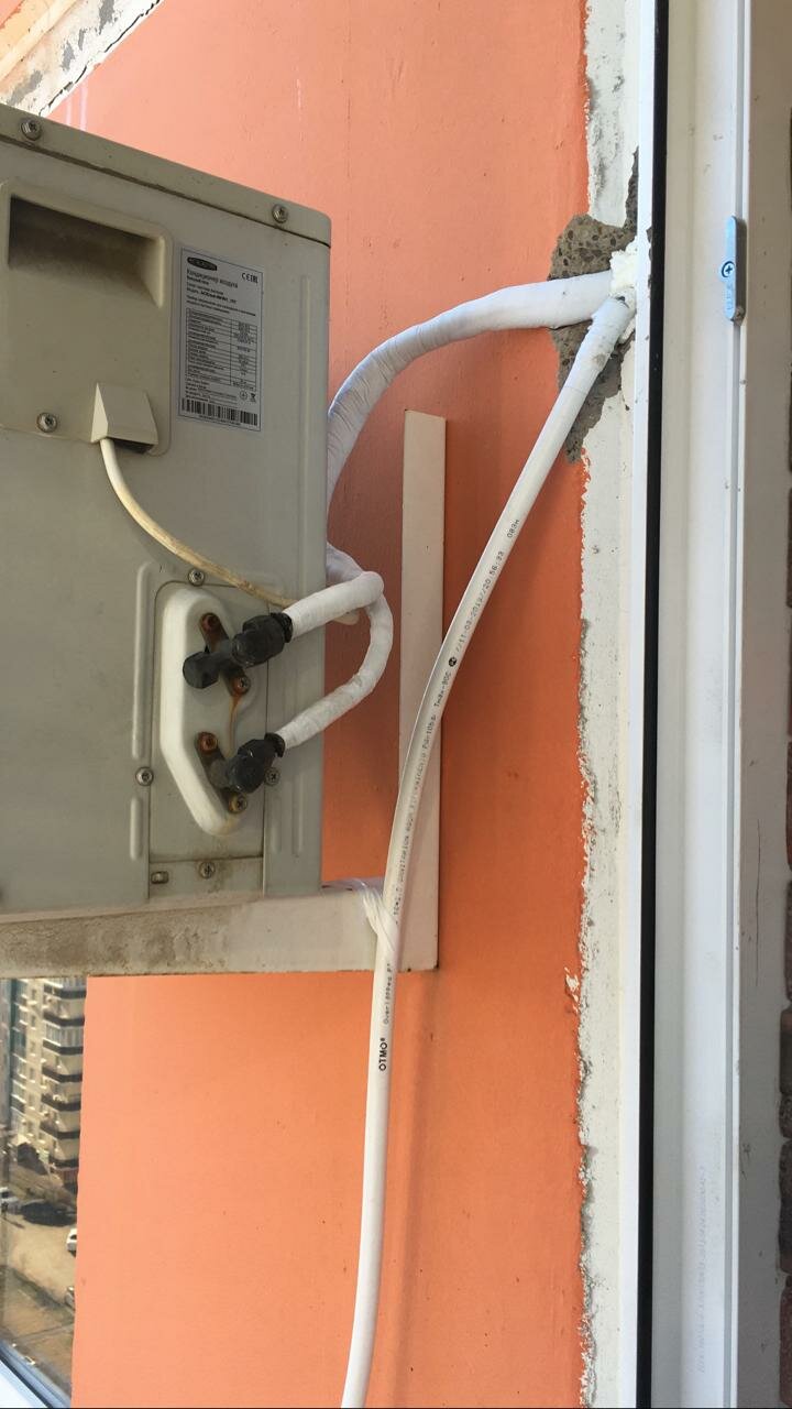 кондиционер, подводка электричества к кондиционеру, наружный блок кондиционера сбоку, петля трассы кондиционера, кронштейн для кондиционера