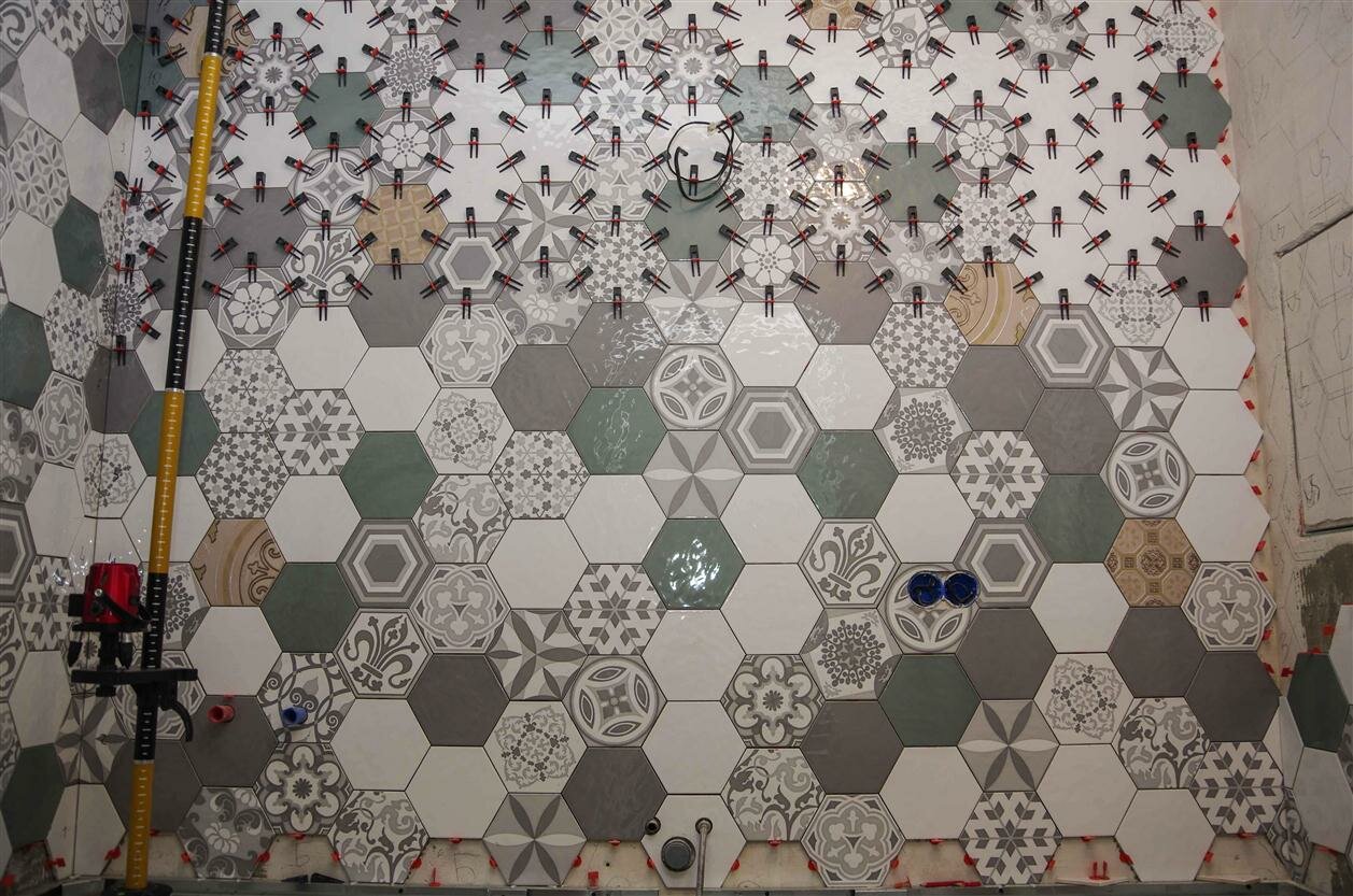 гексагон пэчворк плитка, плитка шестигранник kerama marazzi пуату, плитка пол пэчворк гексагон 99, шестигранная плитка в углу, шестигранная плитка с пакетом