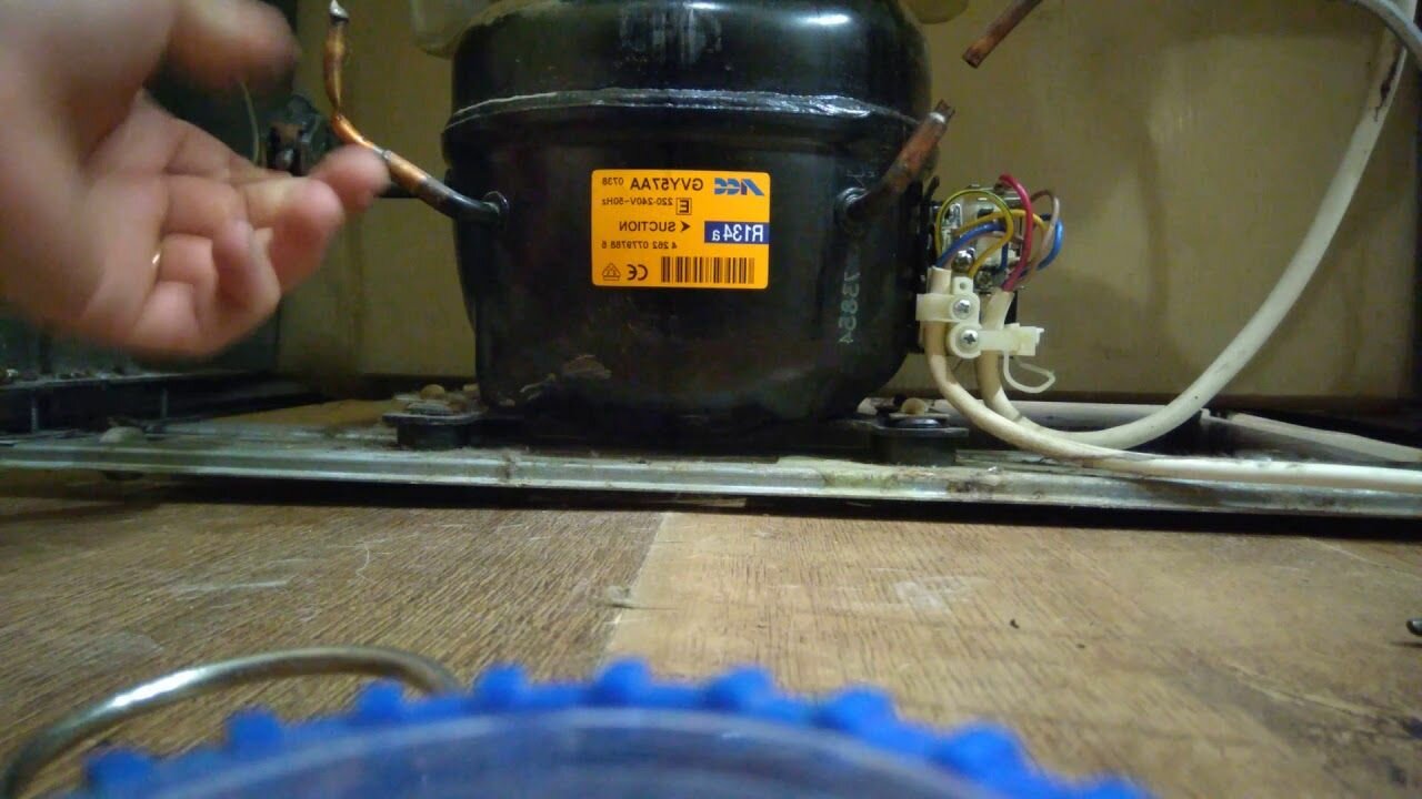 компрессор tles5.7kk.3 (102h463810) danfoss, компрессор холодильника индезит tles7f компрессор tles7f, компрессор secop gvм38at (r134a) реле пуска, компрессор холодильника lg старенький, компрессор холодильника с 4 трубками