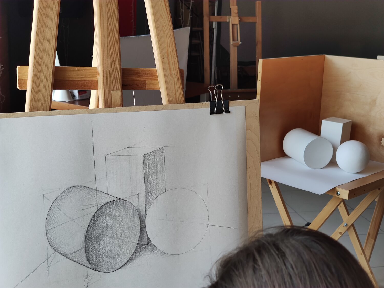 мольберт, мольберт с холстом, мольберт в комнате, натюрморт с мольбертом, рисунок