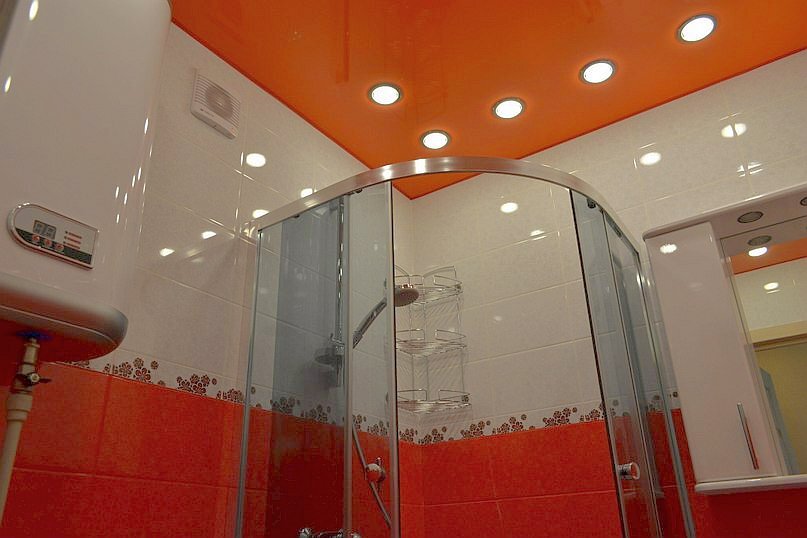 подвесной потолок в ванную, подвесной потолок для ванной комнаты зеркальный, потолок в ванной, натяжной потолок в ванной, световой потолок в ванной