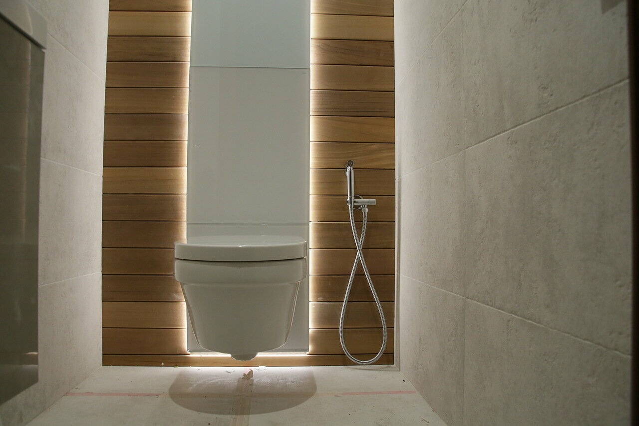 отделка туалета с инсталляцией, туалетная комната, плитка под дерево в туалете, интерьер ванной комнаты с инсталляцией, отделка туалета