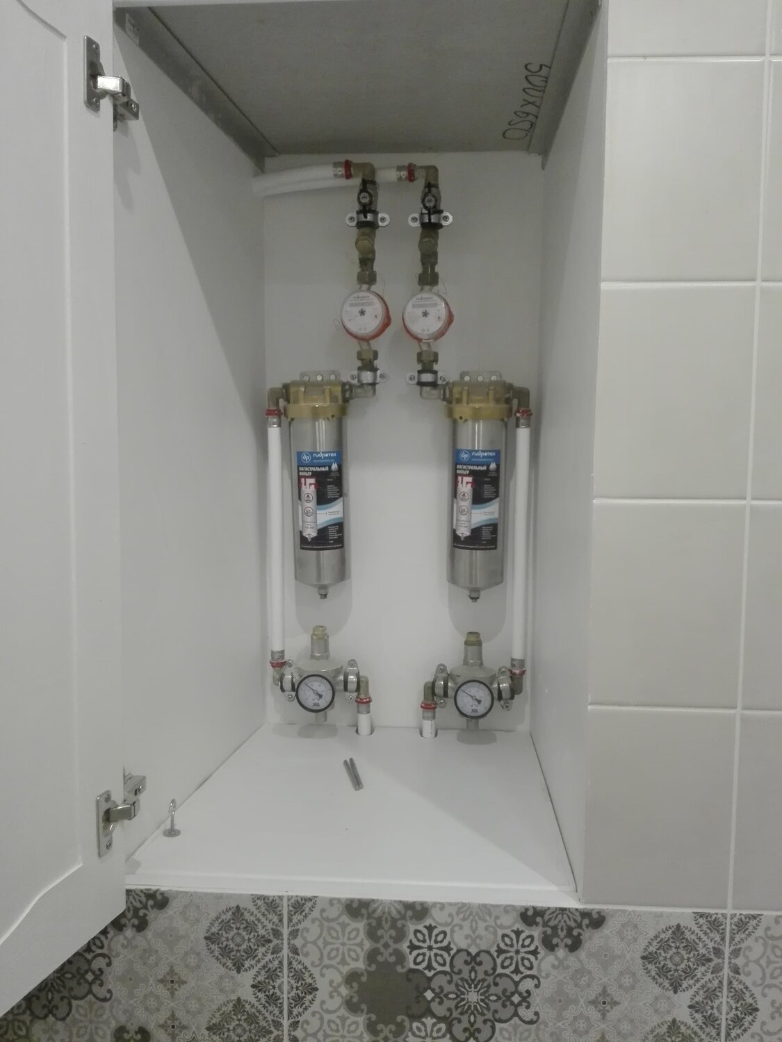 коллекторная разводка труб водоснабжения, коллекторный шкаф для водоснабжения, монтаж сантехнического шкафа, коллекторный узел над инсталляцией в частном доме, монтаж коллектора и магистрального фильтра