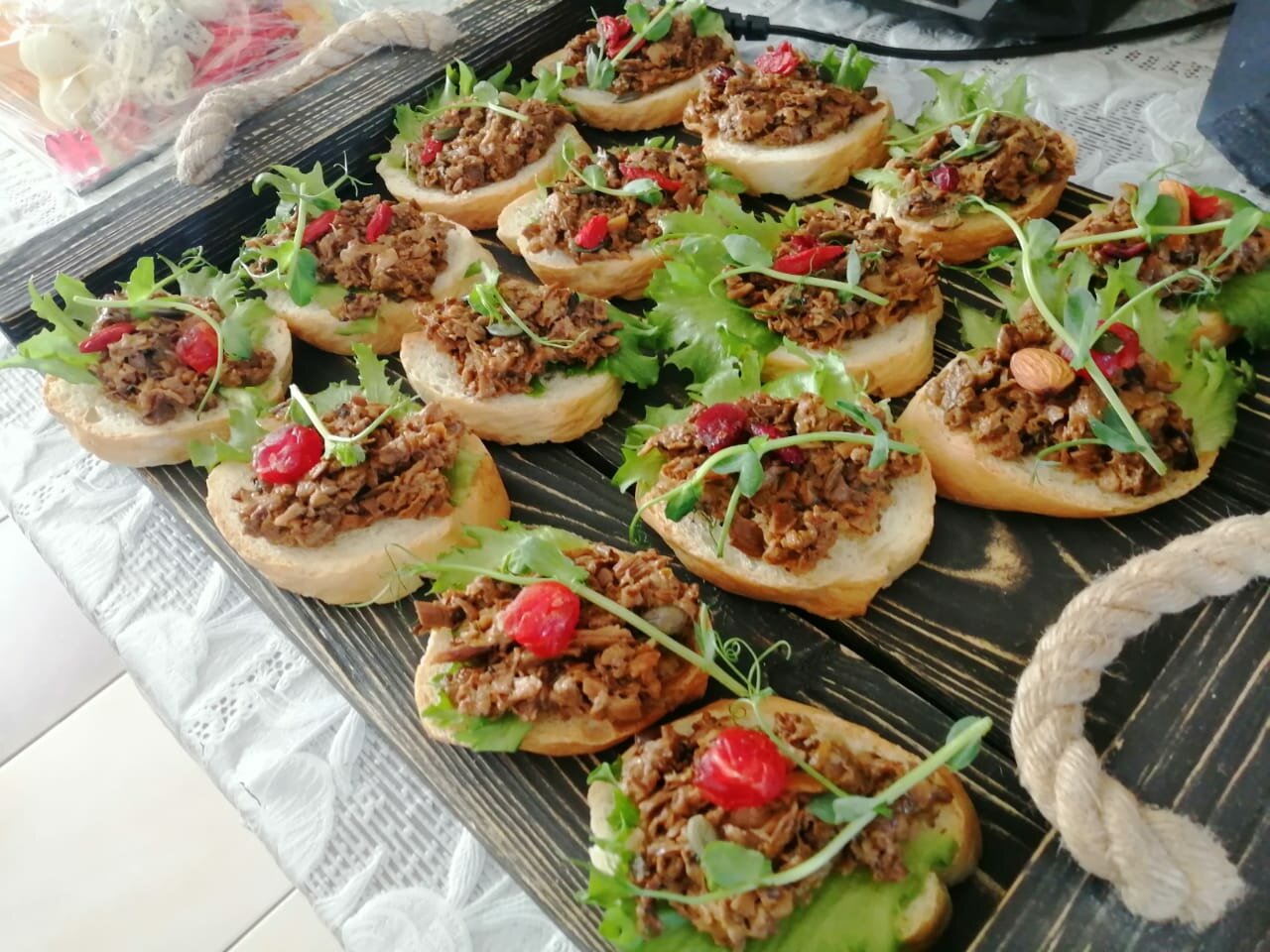закуска, постные закуски, еда, кростини с паштетом, мини пицца