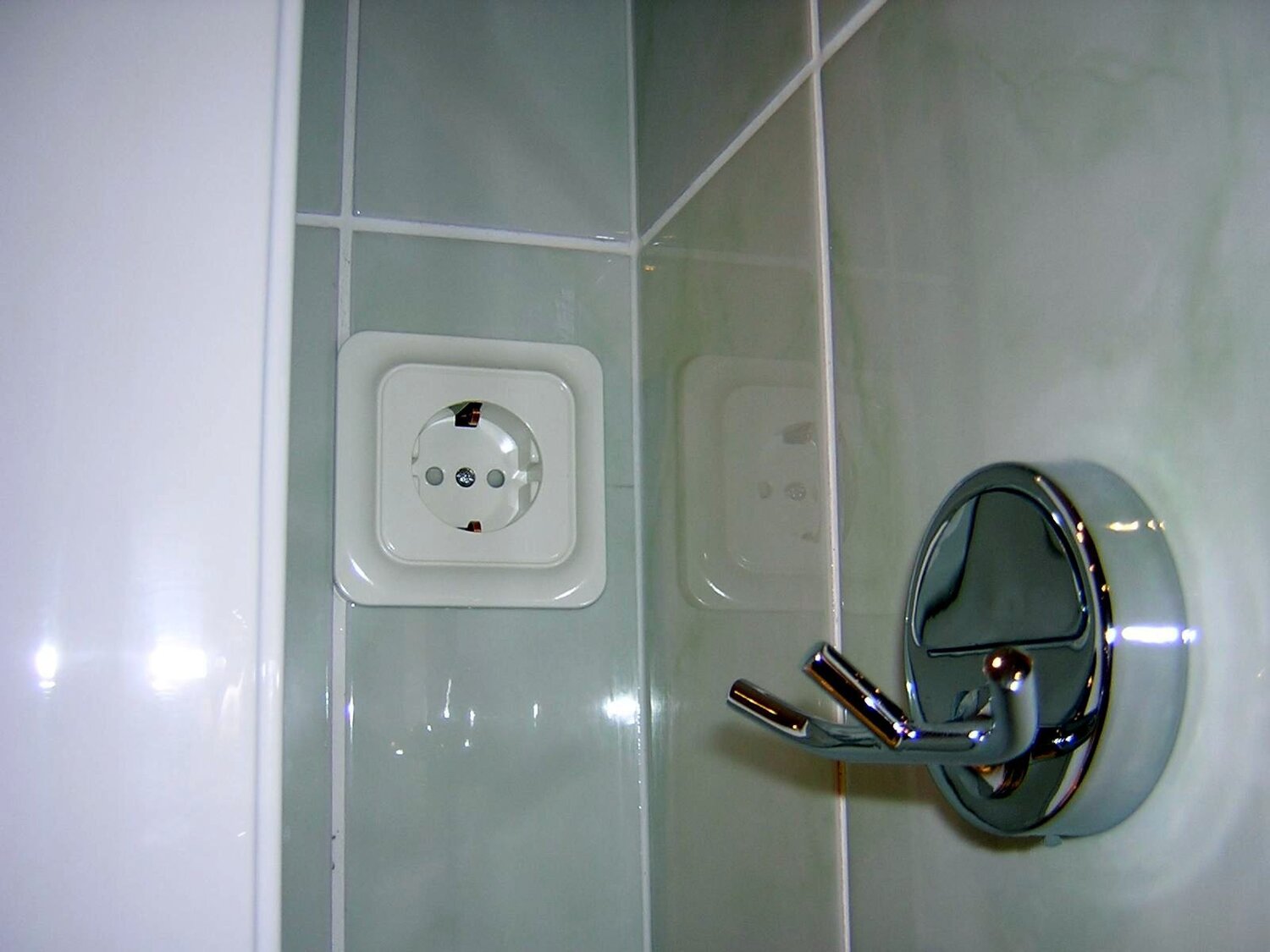 розетка legrand quteo 782280, с защитной шторкой, с заземлением, дерево, розетка с заземлением, розетка электрическая для стиральной машины, розетка, накладная розетка легранд eg00755