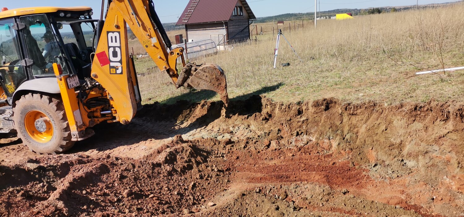 экскаватор-погрузчик jcb 3cx копает, экскаватор погрузчик копает траншею, земляные работы, копка траншеи экскаватором эо33211, экскаватор-погрузчик котлован terex