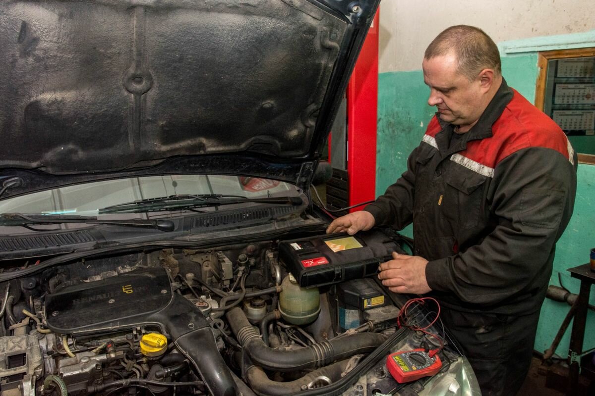 авто, визуальный осмотр под капотом форд, автосервис, механик, обслуживание
