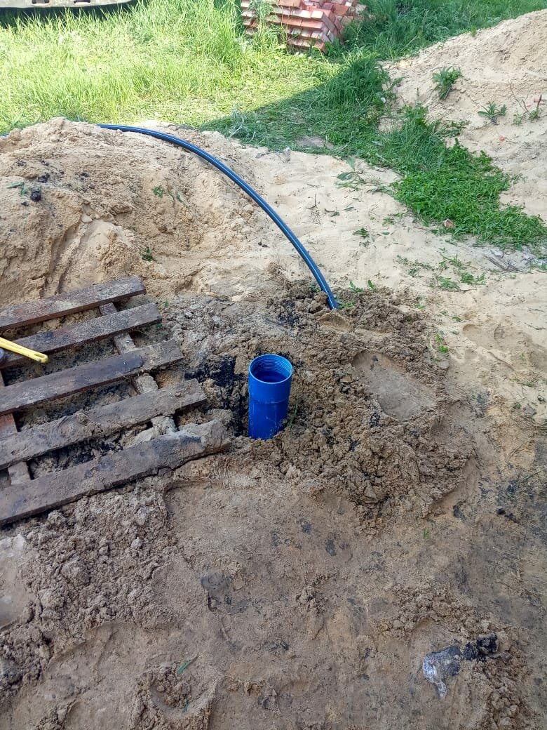 рыть траншею для водопровода в районе первомайского, скважины, обустройство скважины, фундамент вокруг скважины, водопровод на даче