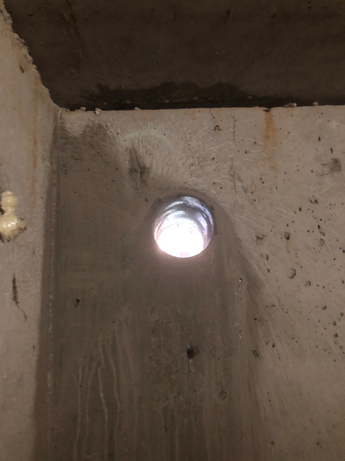 вент отверстие в бетоне, отверстие в стене, компенсационные отверстия в стенах, вентиляция в подвале, отверстие в погребе вентиляция