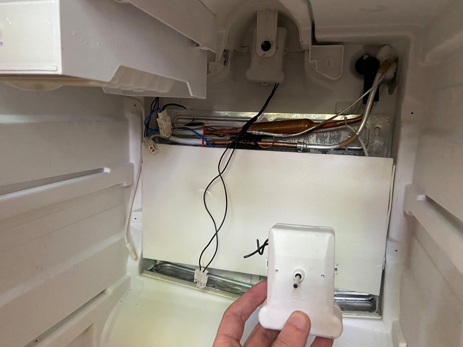 датчик испарителя морозильника liebherr, датчик испарителя морозильной камеры liebherr, датчик морозильной камеры на либхер, испаритель морозильной камеры холодильника либхерр, ремонт холодильника