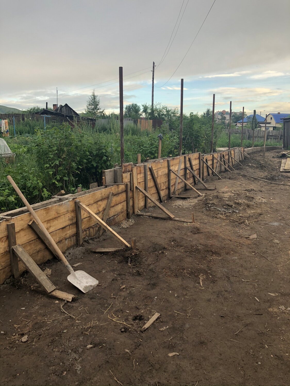 опалубка под забор на неровном участке, опалубка для фундамента, опалубка на уклоне из досок, опалубка под т образный фундамент, опалубка из досок