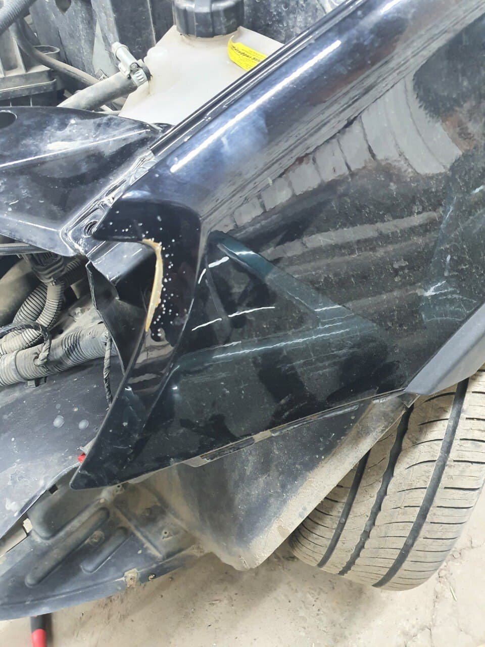 автомобиль, деталь, авто, ваз 2114 черная после аварии, битая ваз 2115 в гараже