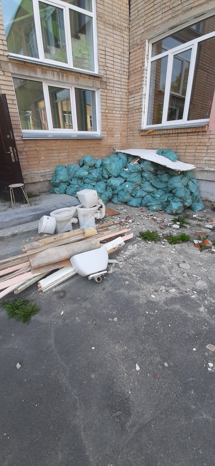 мусор, во дворе, мусор во дворах улан-удэ, многоквартирный дом, мусор на улицах мариуполя