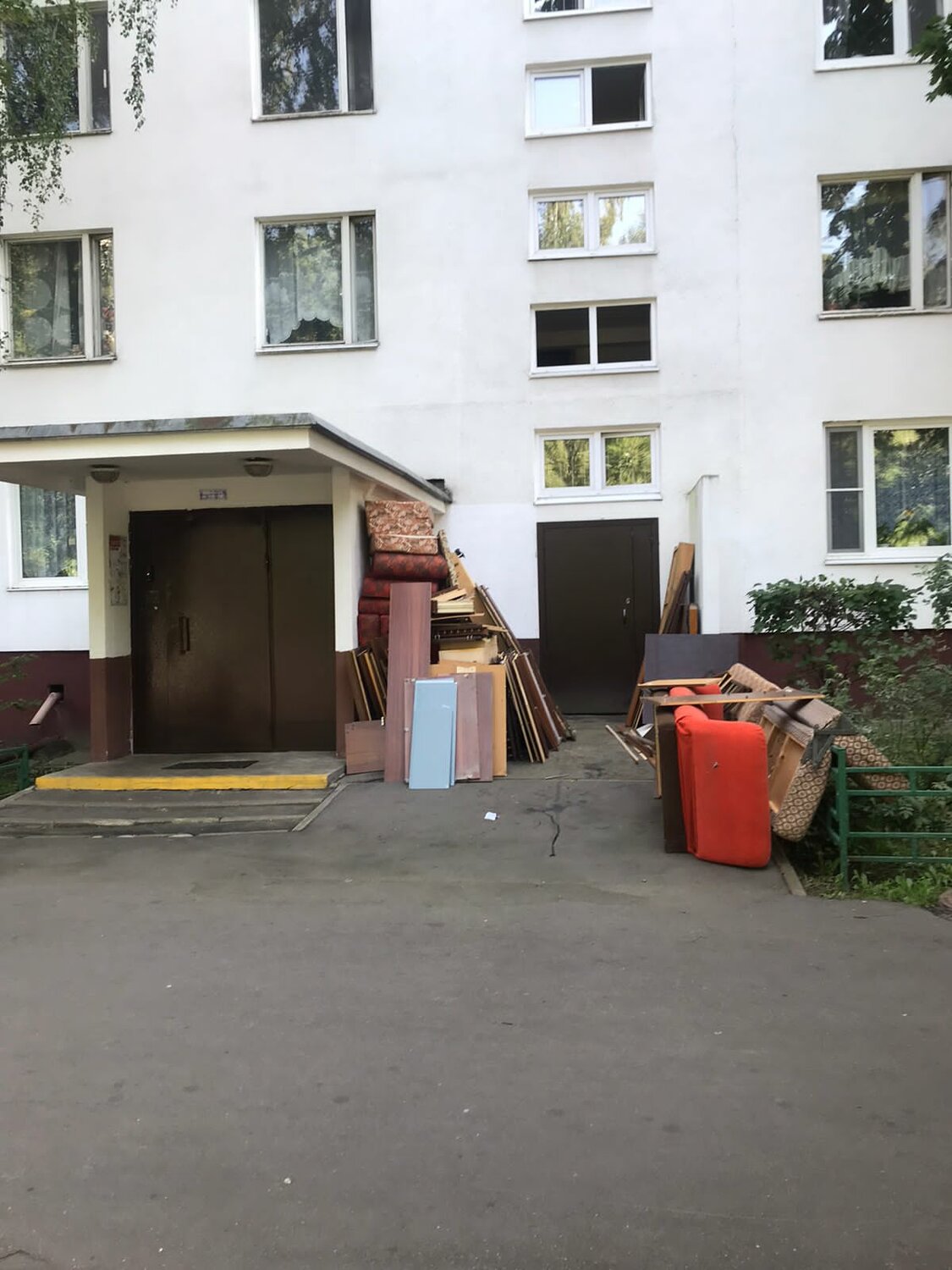 во дворе, квартира, улица, большие дворы, многоквартирный дом