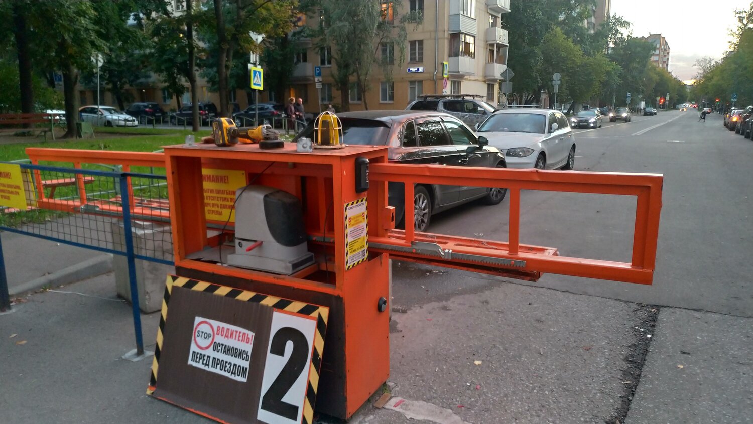антивандальный шлагбаум во дворе, антивандальный шлагбаум дорхан, сломанный антивандальный шлагбаум, шлагбаум, антивандальный шлагбаум откатного типа «perimetr 3500».