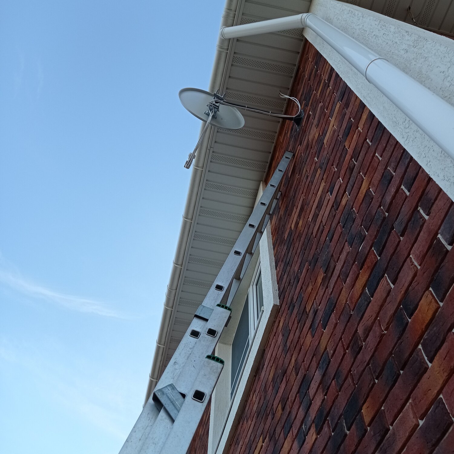 крепление спутниковой тарелки на софит, спутниковая антенна, монтаж спутниковой тарелки на стену, спутниковая тарелка на крыше, спутниковая тарелка на доме