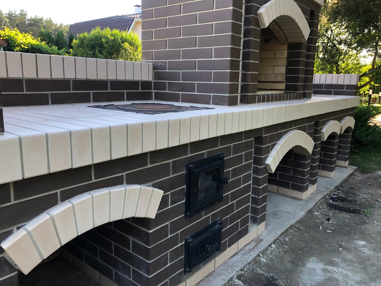 барбекю из кирпича литос, барбекю из шоколадного кирпича, барбекю комплекс из коричневого кирпича, печь-мангал из облицовочного кирпича, облицовка барбекю дагестанским камнем