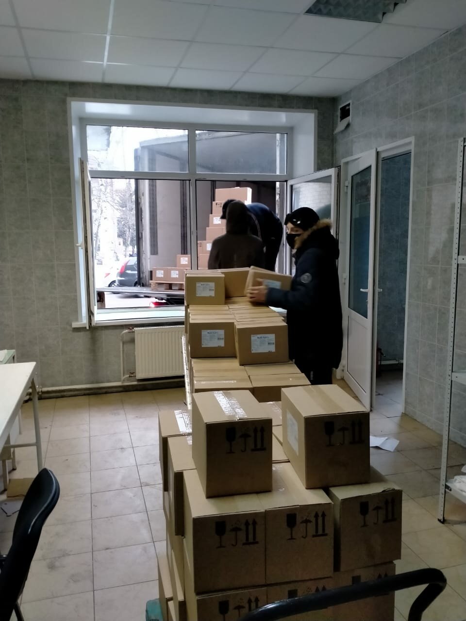 коробки в офисе, склад, упаковка, помещение, мебель