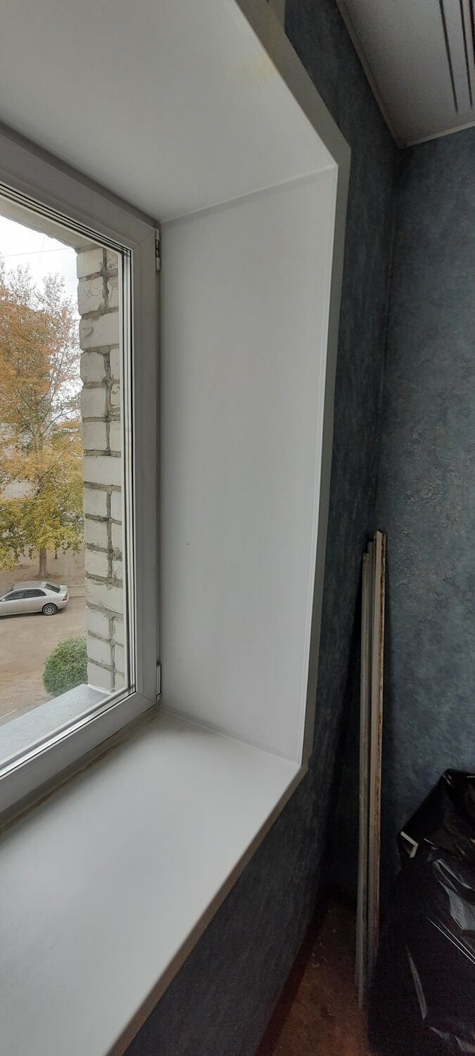 оконные откосы под углом, балконные откосы, косые откосы на окнах, серые откосы на окнах, откосы из гипсокартона для пластиковых окон