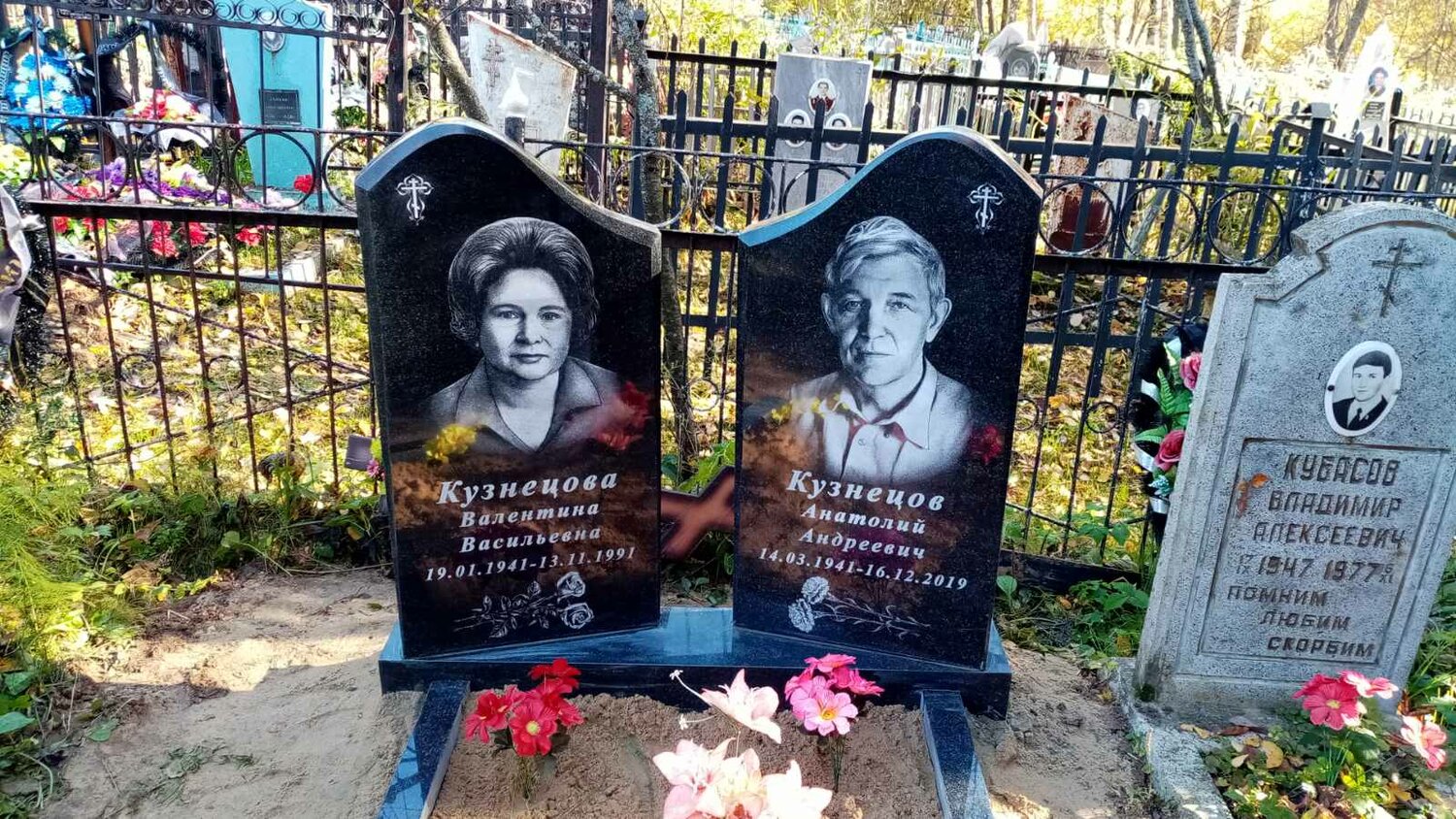 могила, кладбище, памятники, памятники на могилу на четверых, городское кладбище