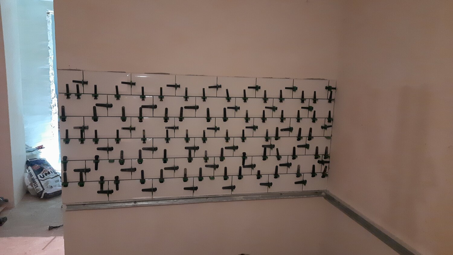 система свп для плитки на стену, укладка плитки на стену, плитка на стену, укладка плитки, плитка в санузел