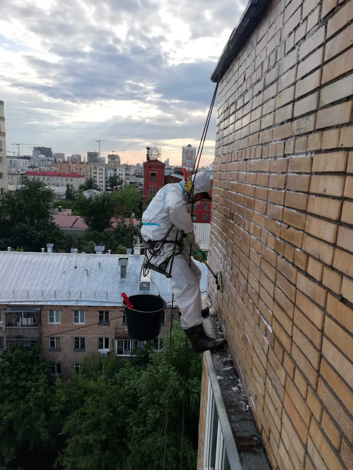 промышленный альпинизм, заделка межпанельных швов альпинисты, герметизация межпанельных швов, высотные работы, декор межпанельных швов