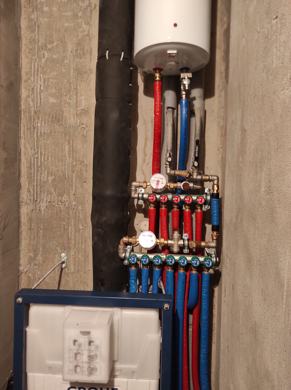 сантехшкаф разводка коллекторная, коллекторная разводка труб, коллекторная разводка водопровода, коллекторная разводка с водонагревателем, коллекторная разводка сшитый полиэтилен