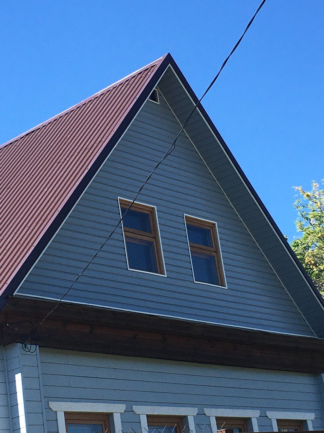фронтон крыши из профнастила, фронтон крыши дома, крыша из профнастила, отделка фронтона крыши, обшивка фронтона сайдингом