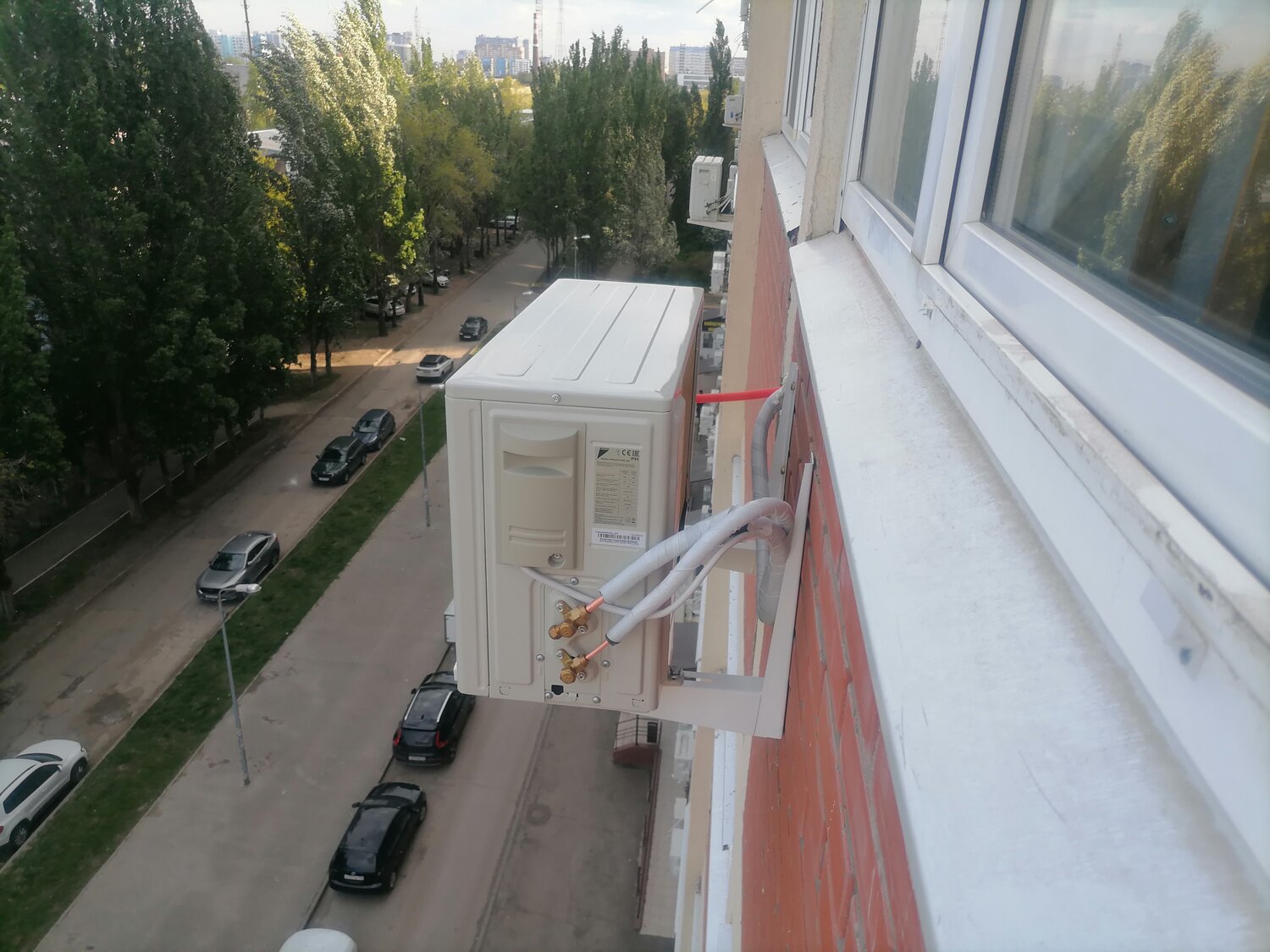 кондиционер наружный блок, кондиционер на балконе, монтаж внешнего блока кондиционера, внешний блок кондиционера, кондиционер наружный