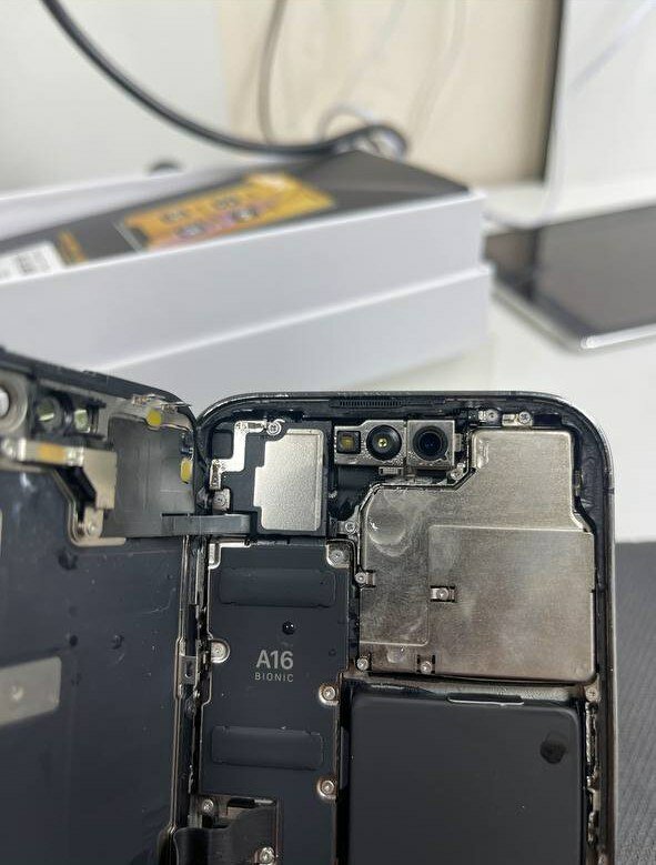 внутренности айфона, материнская плата iphone, разобранный айфон, экран айфона, камера на айфоне