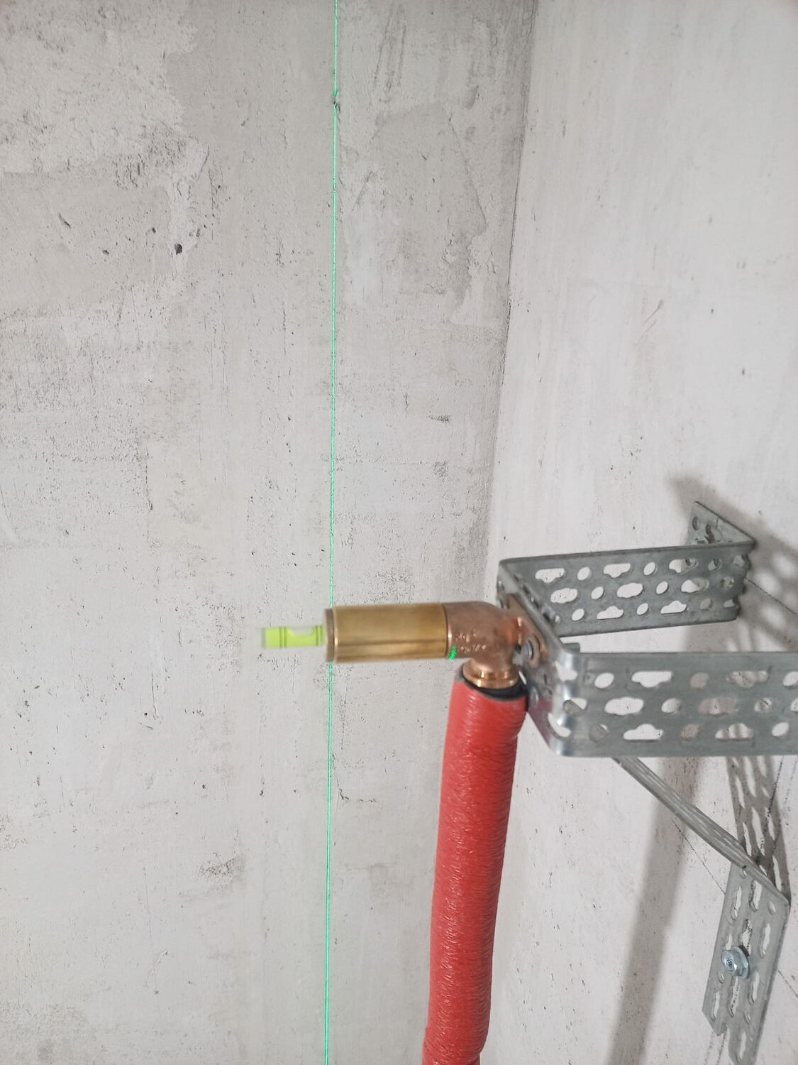 монтажная шина для водорозеток, установка водорозеток, монтаж водорозеток, крепление водорозетки к стене, монтаж труб