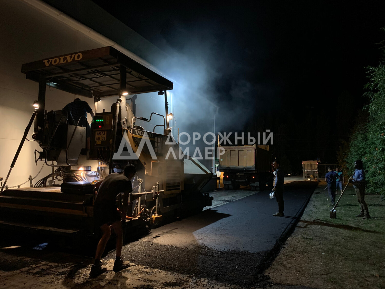 ночные дорожные работы, дорожные работы, асфальтоукладчик, дорожные рабочие ночью, асфальтоукладчик volvo abg 5820