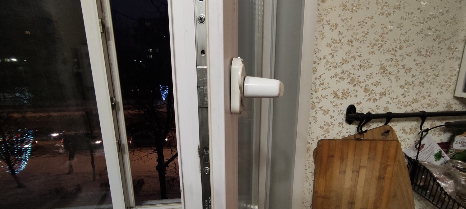 ручка на балконную пластиковую дверь со стороны балкона, фурнитура для балконной двери, двухсторонняя ручка на балконную дверь, крепление балконной двери ручки, ручка с двух сторон на балконную дверь