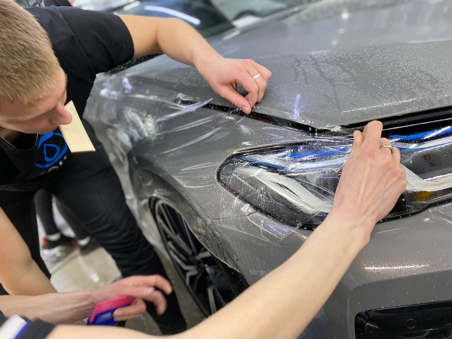 оборачивание автомобиля защитной пленкой детейлинг, llumar антигравийная пленка, антигравийная пленка на крыло, автомобиль, обклеить капот защитной пленкой
