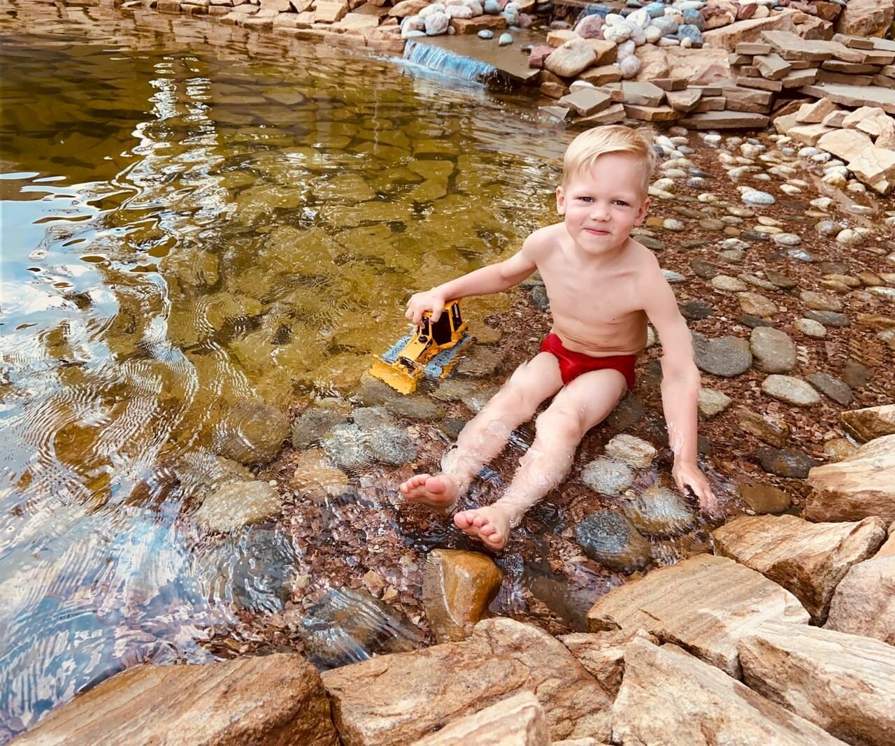 купание детей в море, мальчики на речке, лето купание, купание ребёнка, купание в ручье