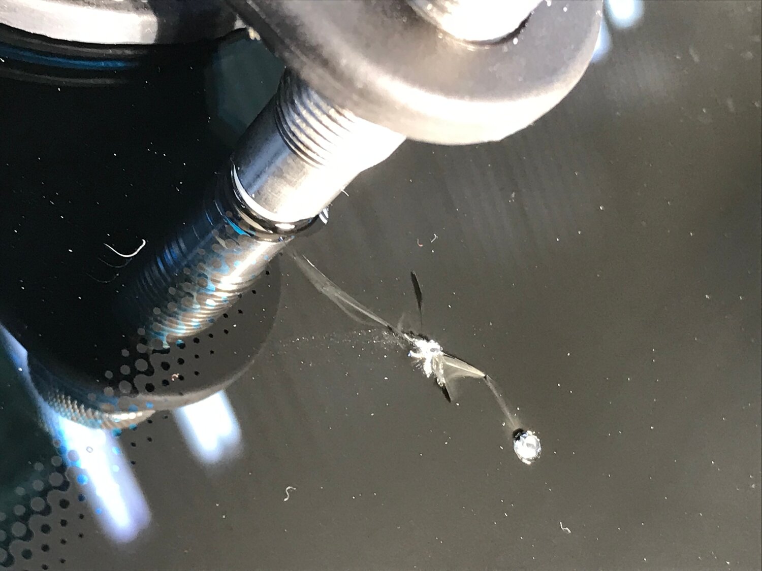 сколы на лобовом стекле, микро трещина на лобовом стекле, трещина на лобовом стекле, трещина на лобовом стекле ремонт, ремонт сколов на лобовом стекле