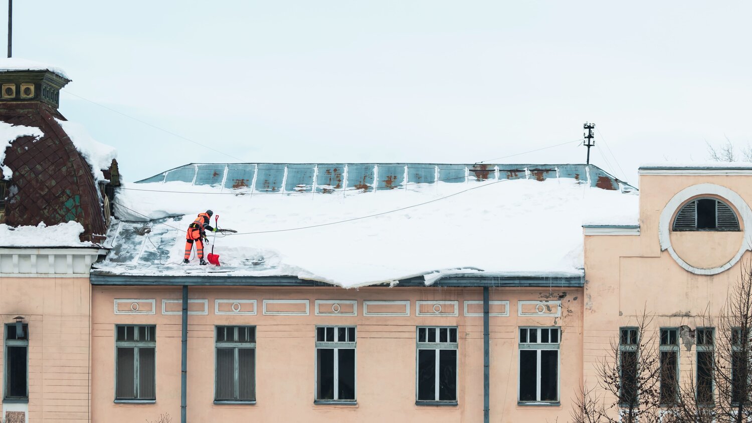 снег с крыши, очистка кровли от снега, наледь на крыше, кровля, очистка крыш от снега