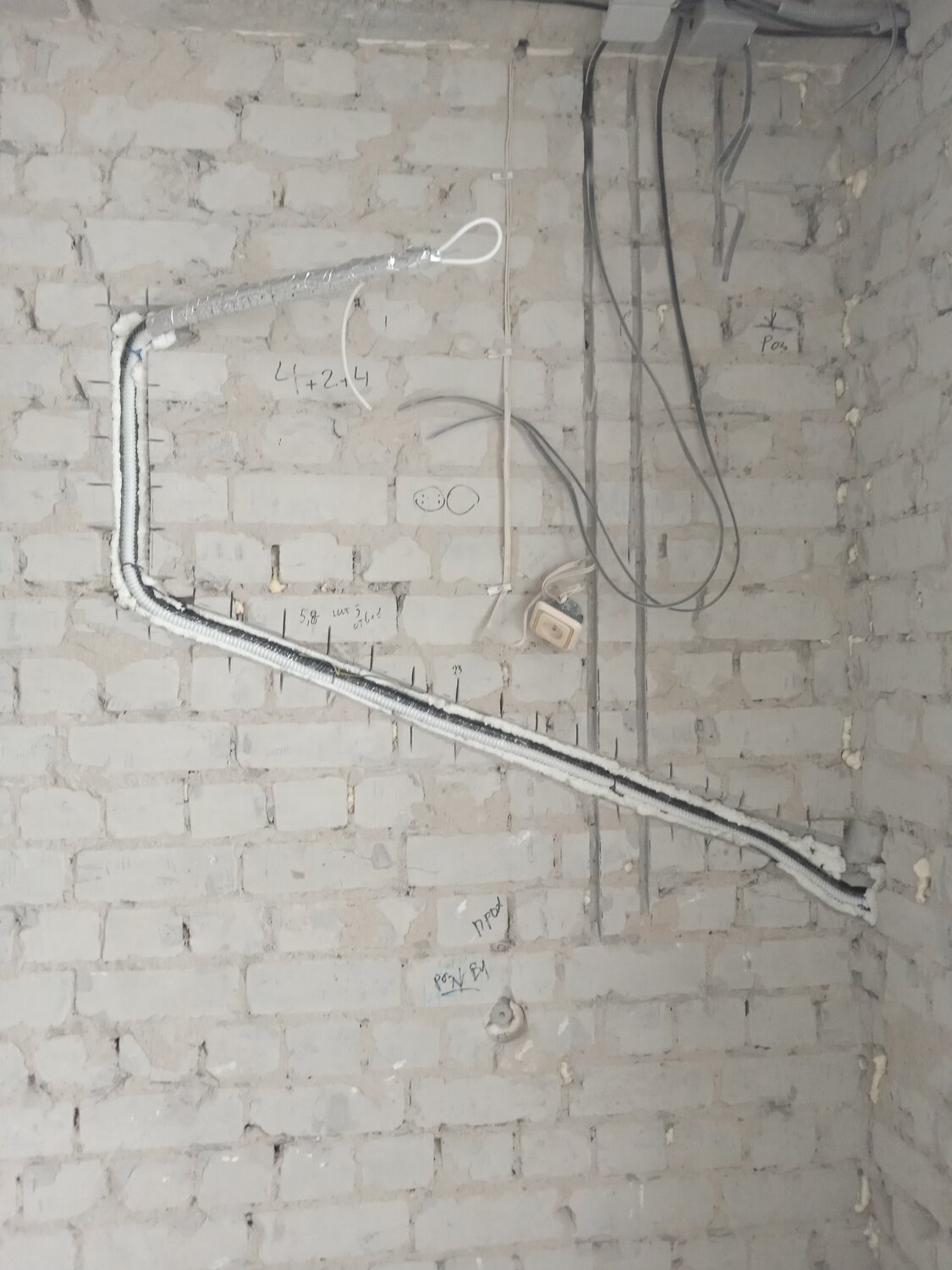 штроба, прокладка фреонопроводов сплит системы, монтаж кондиционера, монтаж магистрали сплит системы в штробу, кондиционер