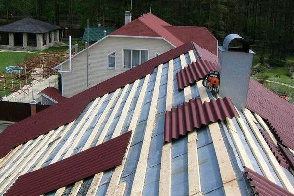 кровля из шифера, кровля из ондулина, ломаная крыша ондулином, монтаж кровли из профнастила, крыша под профнастил