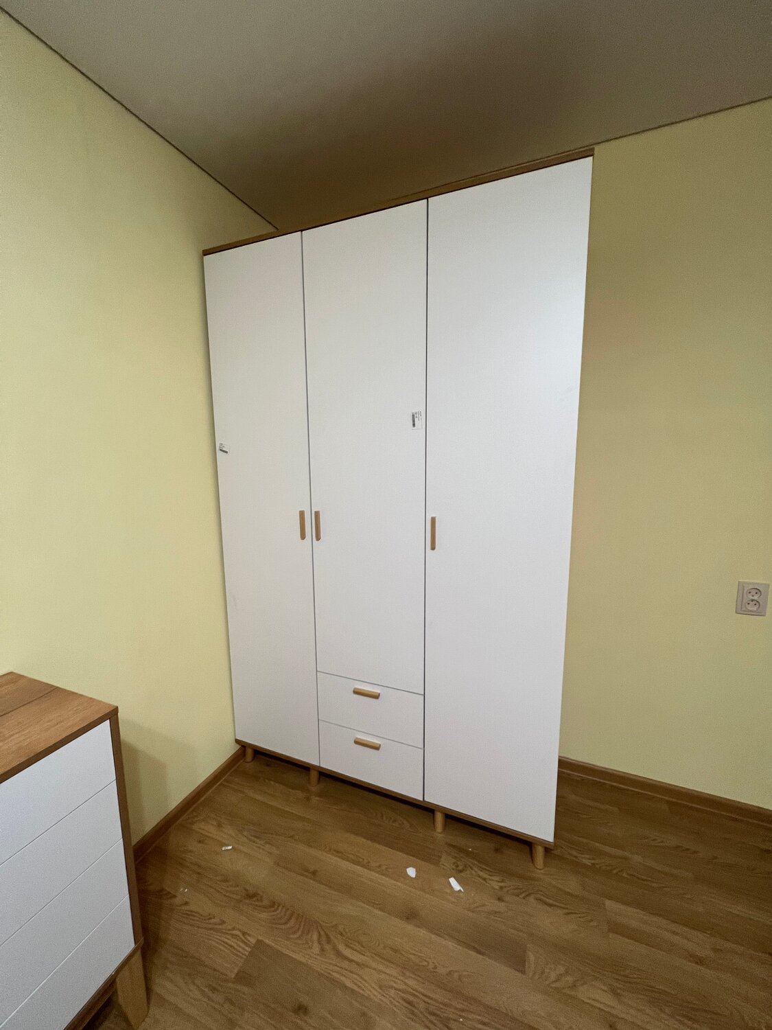 распашной шкаф в спальню, шкаф с распашными дверями, шкаф эггер белый, шкаф со складными дверями, распашной шкаф