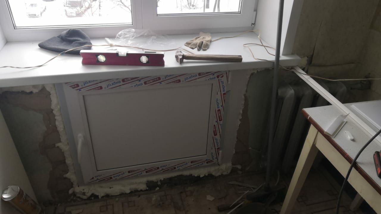 окно, зимний холодильник под окном, холодильник под окном, монтаж подоконника, установка подоконника