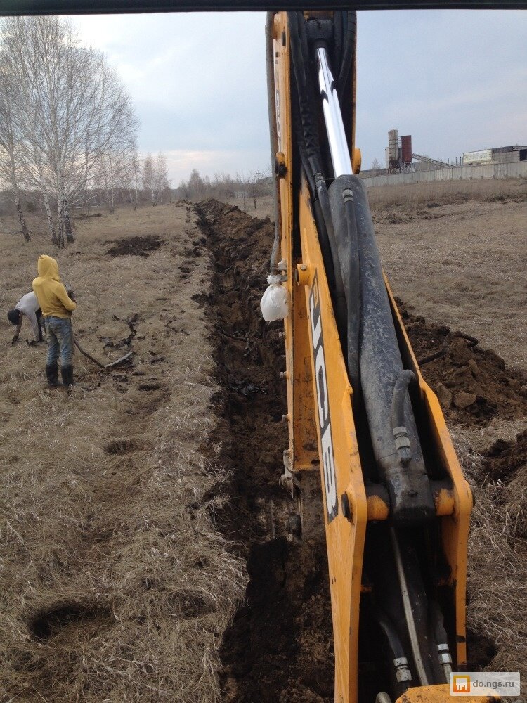 копка траншеи экскаватором погрузчиком, копание котлована экскаватором jcb 3cx зимой, копка траншеи экскаватором погрузчиком угол ковша, аренда экскаватора, забивка свай трактором т 130