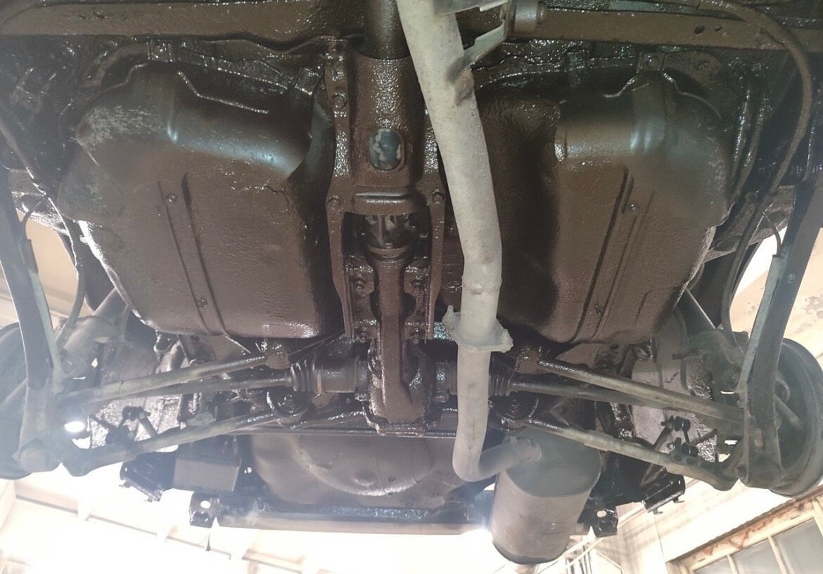 антикор днища автомобиля, днище автомобиля, дно снизу toyota corolla 150, обработка днища автомобиля, мойка днища