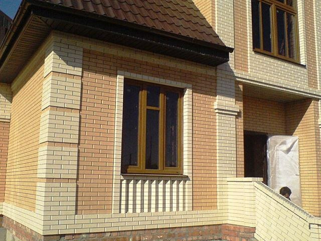 облицовочный кирпич цвета, оскольский кирпич слоновая кость, фасады домов из желтого кирпича, загородный дом, дом кирпич