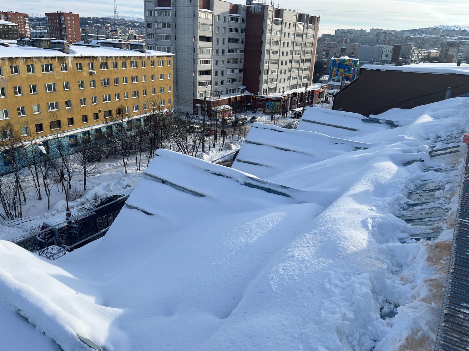 снег с крыши, снег сброшенный с крыши, снег, очистка крыш от снега, уборка снега с крыш
