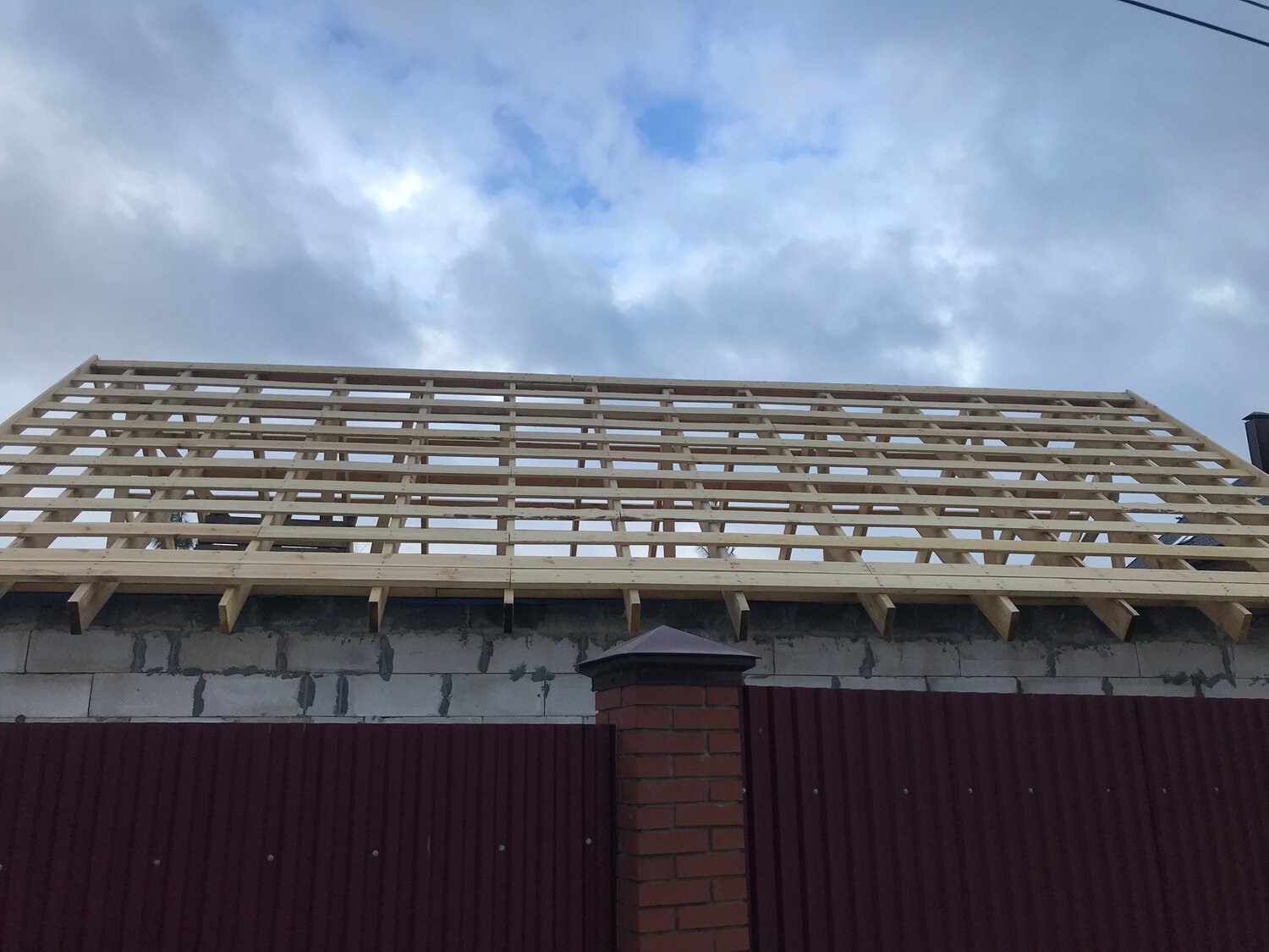 обрешетка крыши, контробрешетка односкатной крыши, ral 7024 монтекристо металлочерепица, монтаж кровли, обрешетка кровли