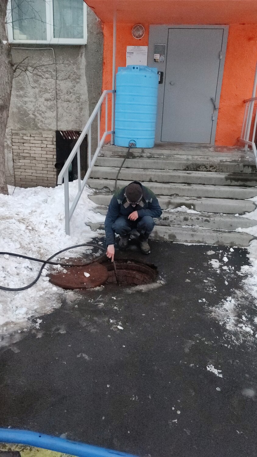 провал, ноги, колодец водоканала, во двор, засор канализации