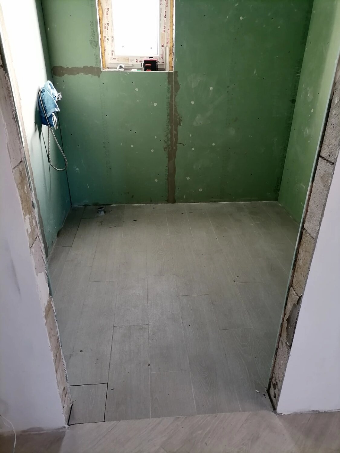 обшивка стен гипсокартоном, выравнивание стен гипсокартоном, гипсокартон в ванной, стена гипсокартон, отделка санузла в каркасном доме