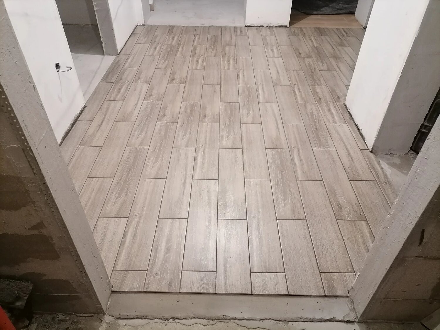 прямоугольная плитка на пол, плитка прямоугольная со смещением, укладка плитки, паркетная доска, ламинат