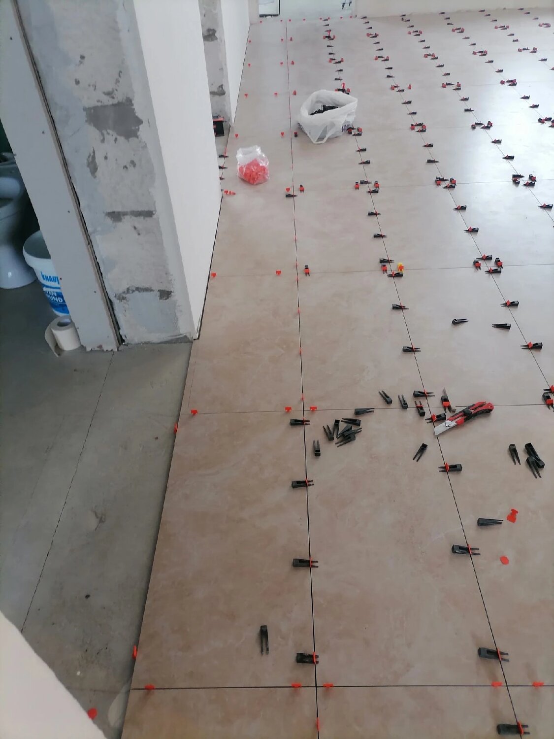 системы выравнивания плитки, выравнивание плитки, выравнивание пола, укладка плитки, система выравнивания полов